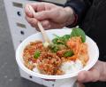 Bild: Sven Braun/dpa-Zentralbild/dpa
Ein Mann hält eine «Bulgogi Beefy Bowl», bestehend aus Sojafleisch, Kimchi, Daikon, Spinat und Reis in den Händen.