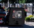 Bild: Sven Hoppe/dpa
Bestatter Wolfgang Frisch fährt mit seinem Bestattungsmotorrad, einer umgebauten Harley-Davidson, über einen Friedhof.