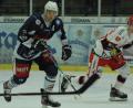 Bild: gb
Die Blue Devils verloren am Freitagabend ihr zweites Vorbereitungsspiel gegen den DEL2-Vertreter Eispiraten Crimmitschau mit 2:6. Michael Kirchberger (links) erzielte den zweiten Weidener Treffer.