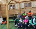 Bild: cs
Mit drei Kindern startete am Montag der Waldkindergarten Hohe Tanne. Bürgermeister Joachim Neuß und der Geschäftsführer von Learning Campus, Benjamin Zeitler, besuchten die Gruppe am Donnerstag. Mit im Bild die Erzieherinnen Kerstin Looshorn und Theresa Malina (links) sowie die städtischen Waldarbeiter Matthias Ochs (rechts) und Matthias Lauber.