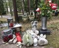 Bild: Gabi Schönberger
Abgeräumt: Nach dem Löscheinsatz stehen die Grabutensilien neben der Ruhestätte am Waldfriedhof.