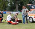 Bild: gb
Jahn-Trainer Mersad Selimbegovic (von rechts) und sein Zwickauer Kollege Joe Enochs schauen betroffen, wie der schwer verletzte Sascha Härtel noch auf dem Platz notversorgt wird.