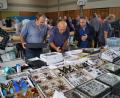 Bild: du
Hoch her ging es am Sonntag bei der größten Insektenbörse Bayerns in der Schirmitzer Mehrzweckhalle. 60 Entomologen aus acht europäischen Ländern nutzten die fachbezogene Ausstellung zu Tausch und Kauf.