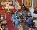 Bild: swo
Die Vielzahl an Gitarren und anderen Instrumenten ist schon beeindruckend. Die Gitarrengruppe von Rita Butz gestaltete auch heuer wieder die Schülermesse auf dem Mausberg, die Pfarrer Moses Gudapati aus Wutschdorf (hinten Mitte) zelebriere.