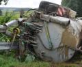 Bild: dob
In Neumühle ist ein Traktor mit einem Gülleanhänger umgekippt.