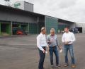 Bild: bl
Vertriebschef Joachim Rauschert, Investor Martin Kiener und Betriebsleiter Christian Beer (von links) stellten das neue Baywa-Agrar-Kompetenzzentrum in Wernberg vor, das am Sonntag, 15. September, beim Tag der offenen Tür besichtigt werden kann.