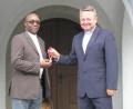 Bild: öt
Bereits vor dem ersten Vorabendgottesdienst des neuen Geistlichen übergab Pfarrer Dr. Dr. Josef Waleszczuk (rechts) aus Pullenreuth den Schlüssel für das Pfarrhaus an Pfarrer Dr. Chinedu Paul Ezenwa.