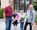 Bild: do
Mit den Abc-Schützen Mona Ianonne (Zweite von links) und Jonathan Friedrich (Zweiter von rechts) freuen sich Gerd Retzer (rechts) und Werner Meier auf die Einschulung.