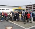 Bild: hcz
Grün und eine Überquerungshilfe wünschen sich die Teilnehmer der SPD- Radtour am Parkplatz der "Neuen Mitte Hammerweg". Links Ortsvorsitzender Josef Lingl.