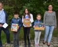 Bild: jr
Johannes Männer, (Zweiter von links), Franziska Männer (Mitte) und Julia Gleißner (Zweite von rechts) sind die drei Hauptgewinner beim Gemeinderätsel 2019. Es gratulierten die Jugendbeauftragten Martin Teubner und Tanja Wettinger.
