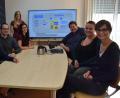 Bild: szl
Projektbesprechung bei BioVariance: Geschäftsführer Josef Scheiber (Dritter von rechts) und Projektmanagerin Helen Rießbeck (links, stehend) tauschen sich mit Softwareentwicklern, Datenanalysten und Biologen zum EU-Projekt „Revert“ aus.