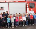 Bild: weu
20 Kinder kamen dem Aufruf nach und informierten sich über die Aufgaben der Feuerwehr. Sie wurden von Vorsitzenden Johann Roßmann (links) und Kommandant Ferdinand Roßmann (rechts) sowie den drei Leiterinnen der Kindergruppe, Sandra Grundler, Petra Hösl und Jessica Ostermeier (von links), begrüßt.