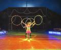 Bild: jzk
Die junge Artistin Charmain jonglierte mit leuchtenden Hula-Hoop-Reifen.