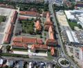 Bild: Georgi
Die Leopoldkaserne aus der Luft. Geht es nach dem Willen der Stadt Amberg, dann zieht hier demnächst der Zoll ein. Die Bundesanstalt für Immobilienaufgaben (Bima) hat das Areal aber parallel in ihr Online-Portal eingestellt.