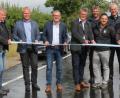 Bild: kö
Rechtzeitig zum Schulbeginn ist die Rötzer Straße, die die Ortsteile Neunburg vorm Wald und Nefling mit der Staatsstraße 2151 verbindet, wieder für den Durchgangsverkehr frei. Bürgermeister Martin Birner (Vierter von links) durchschnitt zusammen mit Mitarbeitern der Stadt, Kollegen des Stadtrats, Vertretern des Ingenieurbüros und der beteiligten Firmen, symbolisch ein weißblaues Band.