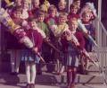 Bild: exb
Marianne Schieder (Mitte, im grünem Kleid) erinnert sich an ihren ersten Schultag an der Grundschule in Glaubendorf.