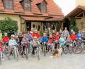 Bild: tu
Die Kinderschar auf dem Grießlhof mit Gastgeberin Elfriede Balk und mit den Betreuern.