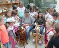 Bild: amö
Auf großes Interesse der Kinder stießen die Vorführungen am Spinnrad.