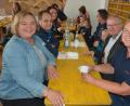 Bild: jr
Bürgermeister Ernst Neumann (Zweiter von rechts) überbrachte die Glückwünsche der Gemeinde Pechbrunn zum 45-jährigen Bestehen des Kinderhauses Groschlattengrün. Mit im Bild Kinderhausleiterin Sabine Doss (rechts) sowie die frühere Leiterin Brigitte Kreil (links).