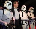 Bild: slu
Bei der Ausstellung „Star Wars Identities“ 2016 in München traf Christian Schießl als „Stormtrooper“ auf den damaligen bayerischen Finanzminister und heutigen Ministerpräsidenten Dr. Markus Söder, einen bekennenden Star-Wars-Fan.