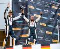 Bild: exb
Der gebürtige Wiesauer Dominik Schraml (rechts) hatte in dieser Saison nach einigen Rückschlägen auch Grund zum Jubeln. In Italien standen er und Partner Jan Rehnig ganz oben auf dem Podest und in der Gesamtwertung freuten sie sich über Rang drei.