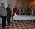 Bild: jr
Vor dem Konzert hatte die Pfarrgemeinde St. Emmeram Münchenreuth zu einem Umtrunk im Kreuzgang eingeladen. Pfarrgemeinderatssprecher Robert Sommer (Mitte) und sein Team zeigten sich mit dem Besuch sehr zufrieden.
