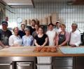 Bild: exb/Tina Winklmann
Katharina Schulze (Dritte von rechts) und Anna Toman (Fünfte von rechts) besuchten die Bäckerei Glaab.