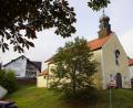 Bild: mmj
Die 14-Nothelfer-Kapelle auf einer kleinen Anhöhe an der Bahnhofstraße. In der Nische über dem Eingang steht eine Johannes-Nepomuk-Figur.