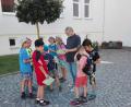 Bild: Lowak
Geocaching ist der Höhepunkt im Ferienprogramm der Marktbücherei. Franz Simmerl erklärt den Teilnehmern die Geräte.