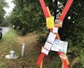 Bild: Gabi Schönberger
Protest gegen die "Monstertrasse" am Mittwoch, 11. September: Gegner der Stromleitung "Süd-Ost-Link" weisen mit roten Kreuzen und Plakaten in Störnstein auf ihre geplante Demonstration vor der Stadthalle in Neustadt hin.