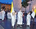 Bild: ü
Viele Gläubige nehmen an der Lichterprozession in Kirchenthumbach teil.