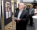 Bild: Hirsch
Der Leiter der Falkenauer-Heimatstube, Wilhelm Dörfler (vorne), führte durch die Ausstellung zur Geschichte von Flucht und Vertreibung und 60 Jahre Patenschaft.