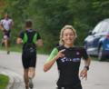 Bild: bha
Claudia Mai läuft mit dem Siegerlächeln dem Ziel entgegen. Die Ambergerin gewann erneut den Seeland-Triathlon am Steinberger See.
