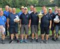 Bild: dl
Um Punkte kämpften Kameradschaften des BSB-Kreisverbandes beim Sommerstockschießen in Penting. Vorsitzender Herbert Promberger (rechts) und Turnierleiter Michael Ziegler (links) sorgten für eine erfolgreiche Veranstaltung. Kreisvorsitzender Ulrich Knoch (vorne links) mit den Mannschaftsführern der teilnehmenden Vereine und dem Siegerteam.