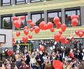 Bild: Tobias Gräf
50 Erstklässler der Grundschule Neustadt ließen mit Landrat Andreas Meier, Rektorin Heike Merther sowie Vertretern von Polizei, Schulamt und Sparkasse rote Ballons in den Himmel steigen.