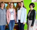 Bild: ü
Rektorin Andrea Wolfram (rechts) freut sich über die Neuzugänge und heißt (von links) die Lehrerinnen Marianne Sperber und Anna-Lena Grant-Lewis sowie Lehramtsanwärterin Franziska Graser an der Kirchenthumbacher Schule willkommen.