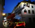 Bild: ass
Dienstagabend, 20 Uhr: Die Drehleiter der Amberger Feuerwehr vor dem ehemaligen Stadtsparkasse-Gebäude in der Herrnstraße. Kein Ernstfall, sondern eine außergewöhnliche Übung.