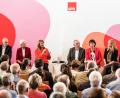 Bild: Andreas Arnold/dpa
So oder so ähnlich wird es auch auf der Regionalkonferenz in Nürnberg am Donnerstagabend aussehen: Die Kandidatenpaare für den SPD-Vorsitz (von links) Dierk Hirschel und Hilde Mattheis, Petra Köpping (ohne Duo-Partner Pistorius), Norbert Walter-Borjans und Saskia Esken und Christina Kampmann und Michael Roth sitzen bei der Fragerunde auf dem Podium auf der Regionalkonferenz in Nieder-Olm.