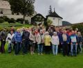 Bild: dob
Auf der Burg Hohenwerfen bei Salzburg stellten sich die Teilnehmer zu einem Erinnerungsfoto zusammen, nachdem sie zuvor die spannenden Flugvorführungen der Falken, Adler und Geier des historischen Falkenhofs beobachteten.