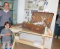 Bild: bgl
Erstmals war ein "Koffermarkt" zum Marktmühlentag angesagt. Zum reichhaltigen Angebot trug auch die Familie Waldherr bei, die im Eisenbarth- und Stadtmuseum verschiedene Artikel mit Selbstgebasteltem anbot.