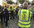 Bild: Gabi Schönberger
Vor der BR-Bürgersendung "Jetzt red i" in der Neustädter Stadthalle spricht Wirtschaftsminister Hubert Aiwanger zu den Gegnern der geplanten Stromtrasse Süd-Ost-Link.