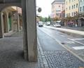 Bild: Gabi Schönberger
Der Bürgersteig (Mitte) war mal als Radlweg geplant und gebaut. Er ist immer noch asphaltiert, während der ursprüngliche Fußgängerbereich gepflastert ist. Als Radweg dürfte er aufgrund seiner geringen Breite heute auch nicht mehr ausgewiesen werden. Rechts daneben der neu abmarkierte Radlerschutzstreifen.
