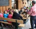 Bild: lk
Lorenz Schön hatte für die Kinder viele Informationen rund um den Weihnachtsbaum.