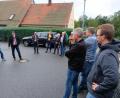 Bild: do
Als "überflüssig wie ein Kropf" beurteilen Anlieger und Bauausschuss bei einem Ortstermin die Grüninseln in der Sackstraße "Steinäckerweg" in Bruckendorfgmünd. Entsprechend einstimmig beschließt der Bauausschuss die Asphaltierung der "grünen Hindernisse". Beschlossen wird zudem ein Verkehrsspiegel im Kurvenbereich der Straße.