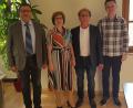 Bild: xs
Seit vier Jahrzehnten war und ist Veronika Thumbeck als Verwaltungsfachangestellte in Kirchenthumbach und Pressath tätig. Zu diesem Dienstjubiläum gratulieren ihr (von links) Geschäftsstellenleiter Josef Stock, Gemeinschaftvorsitzender Werner Walberer und Personalrat Oliver Schäffler.