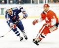 Bild: zig
Manfred Wenzel (rechts) spielte von 1984 bis 1997 beim ERSC Amberg Eishockey. Für viele Fans ist er eine Legende. Er selbst misst sich aber nicht diese Bedeutung bei: „Da gehört schon noch mehr dazu.“