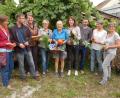 Bild: B. Ströll
Mitglieder der neuen SoLaWi-Initiative im Amberg-Sulzbacher Land und Landwirtin Margarete Lösl (mit Korb) freuen sich darauf, als Gemüse-Erntegemeinschaft gemeinsam zu wirtschaften. Margarete Lösl, Kerstin Paul (Dritte von links) und Stefan Dietl (Dritter von rechts) erzählen im Interview von Ihren Motiven.