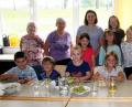 Bild: wro
„Freche Früchtchen“ gestalteten die Falkenberger Buben und Mädchen. Geleitet wurde der Kurs von Tanja Franz (Dritte von links), unterstützt wurde sie dabei von Agnes König und Thekla Franz (von links).