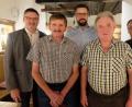 Bild: ohr
Vorsitzender Hans Prechtl (links) und die Stellvertreter Thomas Koller (Mitte) sowie Thomas Rohrwild (rechts) dankten Anton Prüfling (Zweiter von links) und Hans Harrer (Zweiter von rechts) für die aktive Mitarbeit in der Vorstandschaft.