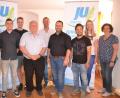 Bild: exb/Matthias Grundler
Stellvertretender Jugendamtsleiter Peter Gold (vierter von links), CSA-Kreisvorsitzender Huberth Rosner (Mitte), JU-Kreisvorsitzender Matthias Grundler (vierter von rechts) und die Kreisvorsitzende der Frauen Union, Tina Zeitler (rechts).